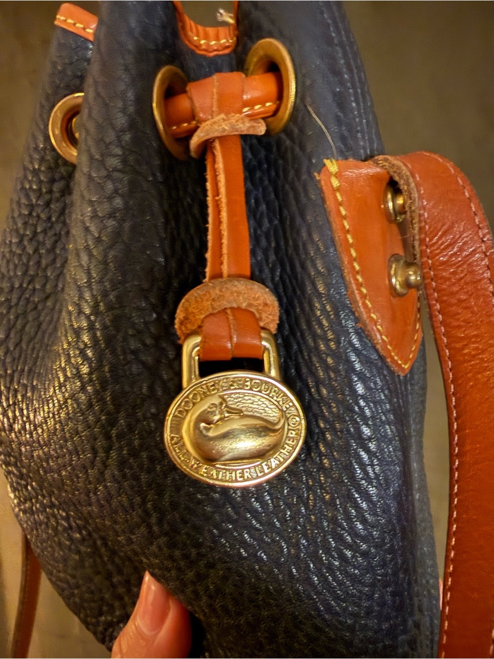 Vintage Dooney & Bourke Navy Pebble Leather Drawstring Crossbody with Tan Trim - Picture 4 of 6